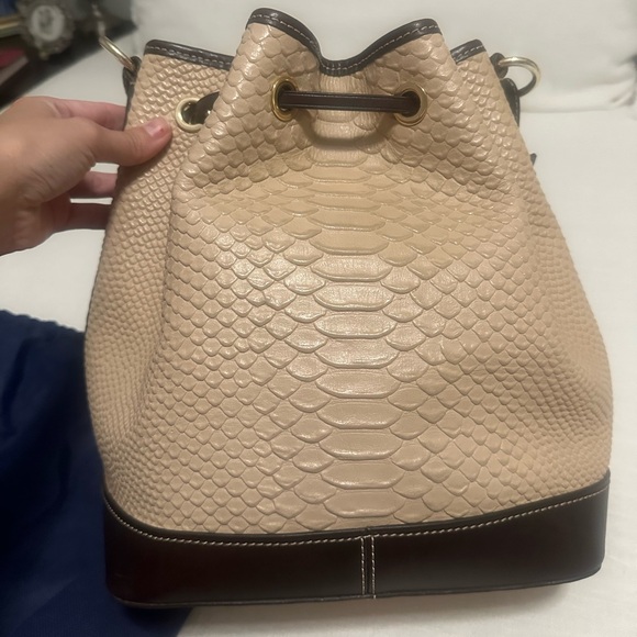 Limited Edition Dooney and Bourke drawstring bucket bag in Alligator - Picture 8 of 13